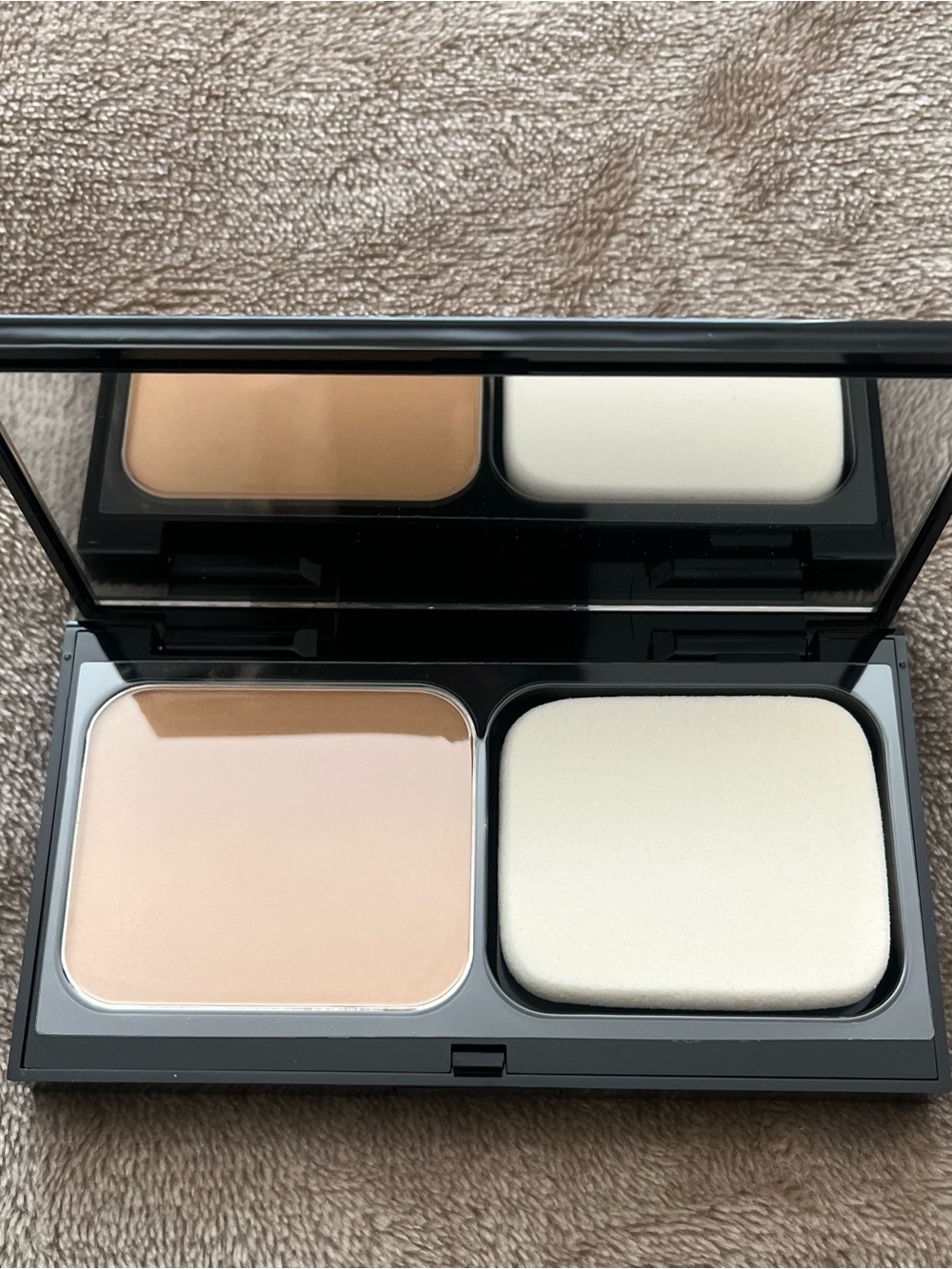 Bobbi Brown Cream-to-Powder Foundation Compact in Light Beige with Sponge